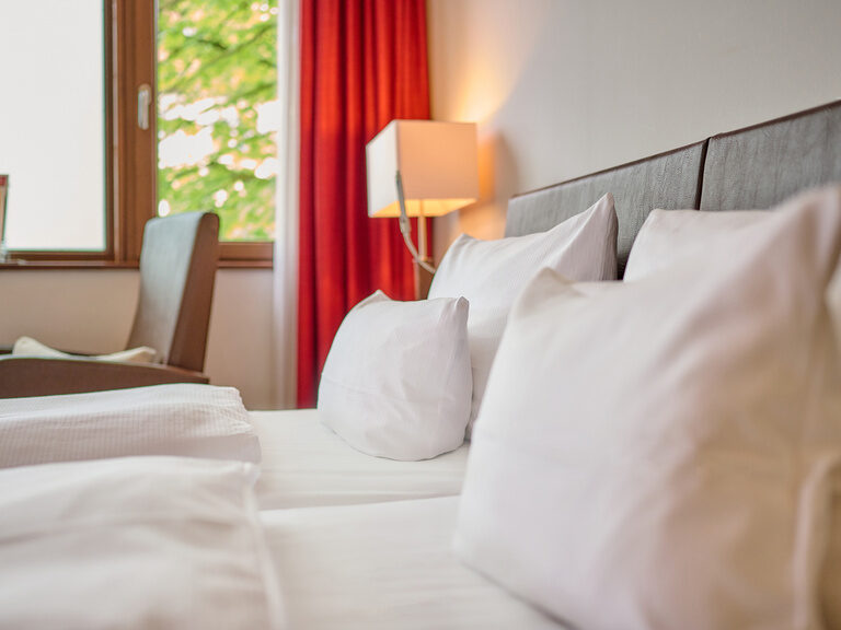 Hotelbett mit Kissen im Hotel ASAM Straubing. Hotelbett mit Kissen im Hotel ASAM Straubing.