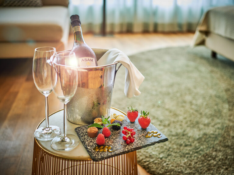 Nahaufnahme von Sekt und Erdbeeren in der Hochzeitssuite des 4-Sterne-S Hotel Asam Straubing. Nahaufnahme von Sekt und Erdbeeren in der Hochzeitssuite des 4-Sterne-S Hotel Asam Straubing.