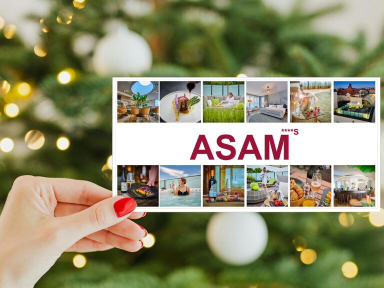 Junge Frau schaut in den Wald während Sie auf dem Fahrrad Pause macht.