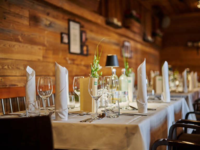 Edle gedeckte Tische im Restaurant des Hotel ASAM in Straubing.