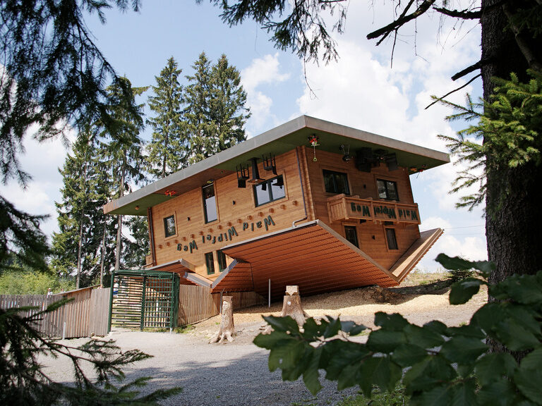 Das Haus am Kopf ist ein besonderes Haus, bei dem alles auf dem Kopf steht.