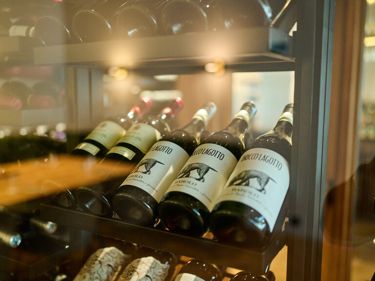 Blick auf Weinflaschen im begehbaren, gläsernen Weinschrank im Restaurant ASAM, Straubing. Blick auf Weinflaschen im begehbaren, gläsernen Weinschrank im Restaurant ASAM, Straubing.
