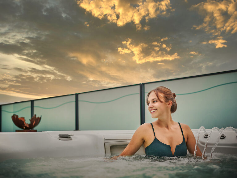 Eine junge Dame genießt den Whirlpool im ASAM SPA im Hotel Straubing. Eine junge Dame genießt den Whirlpool im ASAM SPA im Hotel Straubing.