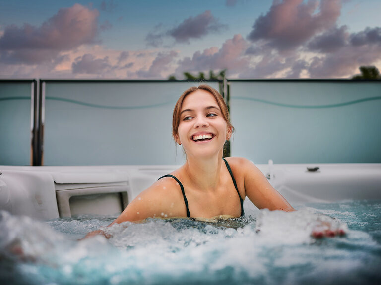 Frau genießt Whirlpool auf der Dachterrasse im Wellnessbereich des Hotel Asam Straubing. Frau genießt Whirlpool auf der Dachterrasse im Wellnessbereich des Hotel Asam Straubing.